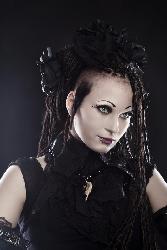 Gotycka Szafa #19: Gotycki minimalizm kontra romantyczny przepych – Jak wybrać swój mroczny styl?