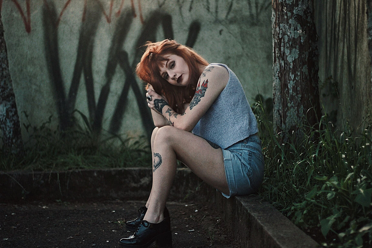 Jak ubierać się punkowo jesienią? Kurtki, bluzy, ciężkie buty i warstwowe stylizacje na chłodniejsze dni