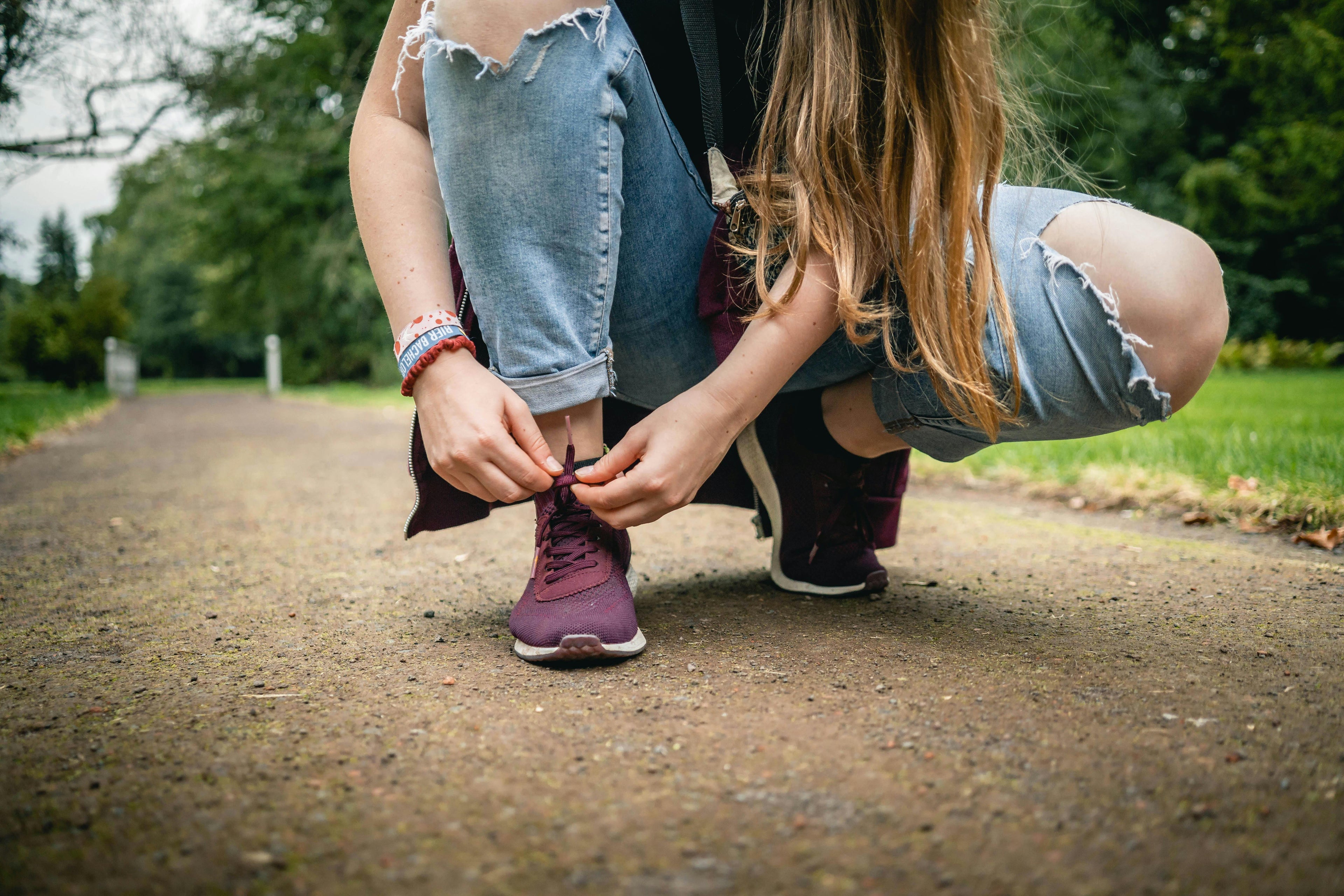 W rytmie Grunge #7: Dlaczego styl grunge wygląda na „niedbały”? Filozofia chaosu w modzie