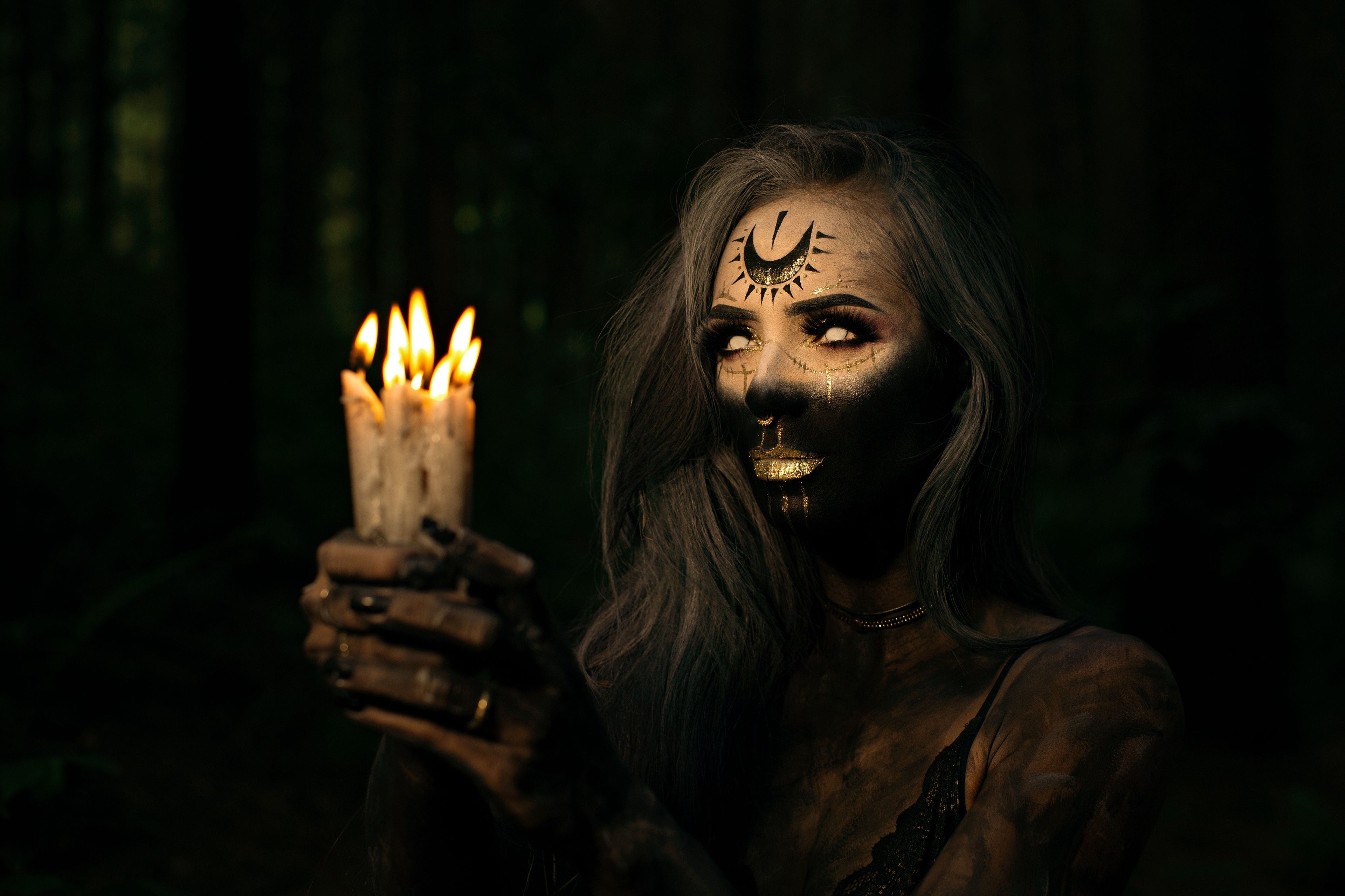 Wiccański Tarot #7: Dlaczego symbole wiedźm wracają do mody? Co naprawdę oznaczają księżyce, ćmy i rośliny