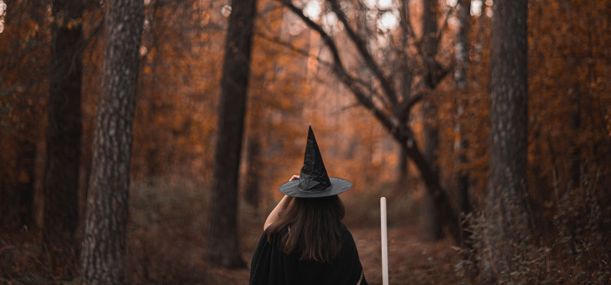 Halloween w stylu Witchy i Wicca – jak stworzyć magiczną stylizację inspirowaną naturą, księżycem i mroczną estetyką wiedźmy?