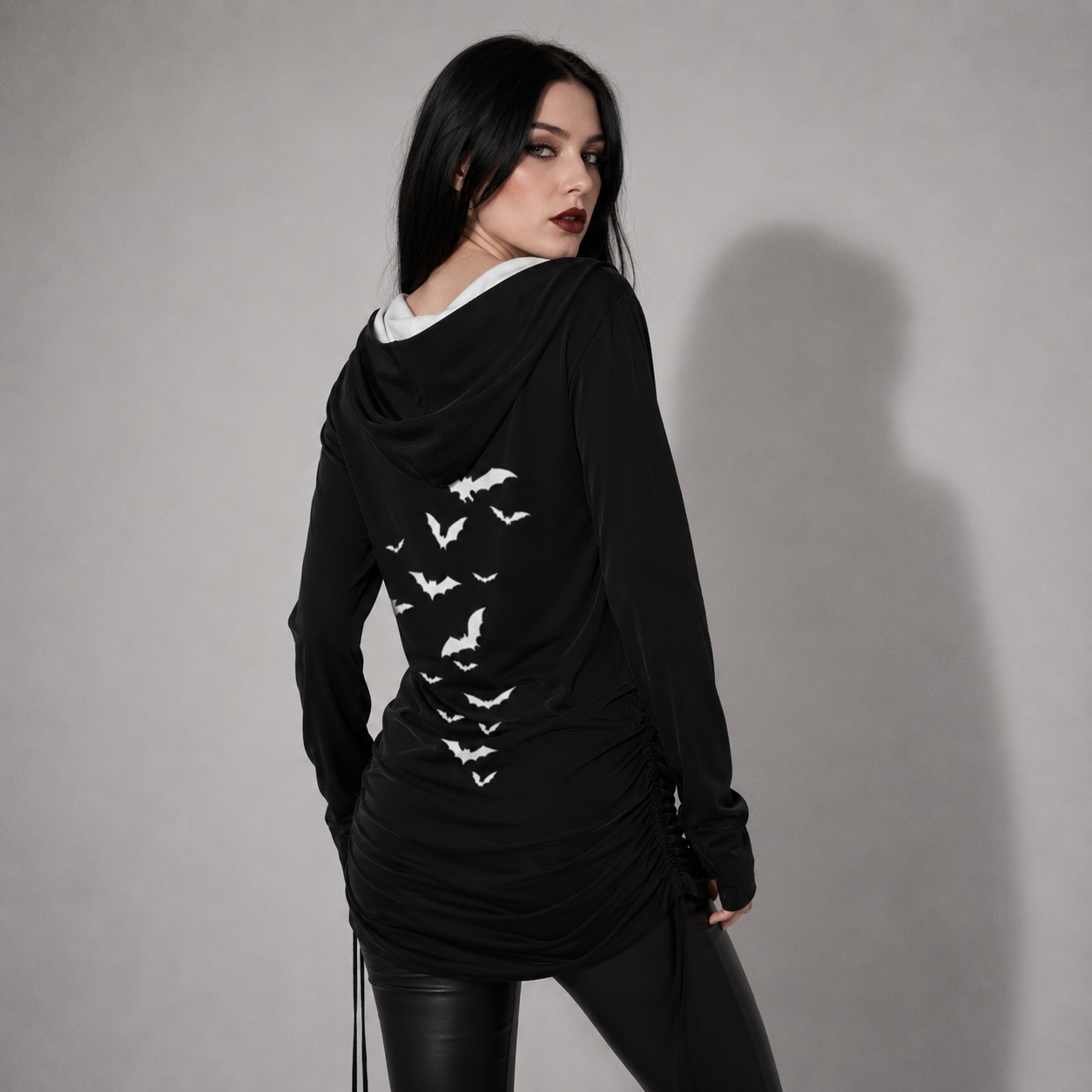 Gotycka Sukienka Hoodie Dark Love – Asymetryczna Sukienka z Kapturem, Odkrytym Ramieniem i Nadrukiem | Gothic | Darkwear | Alternative Fashion