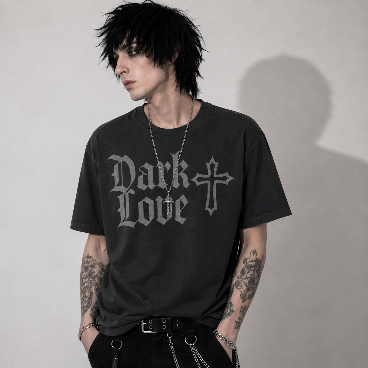 Gotycka Koszulka Oversize Dark Love – Vintage Washed T-Shirt Gothic z Krzyżem i Ćmą | 240 GSM | 100% Bawełna Czesana