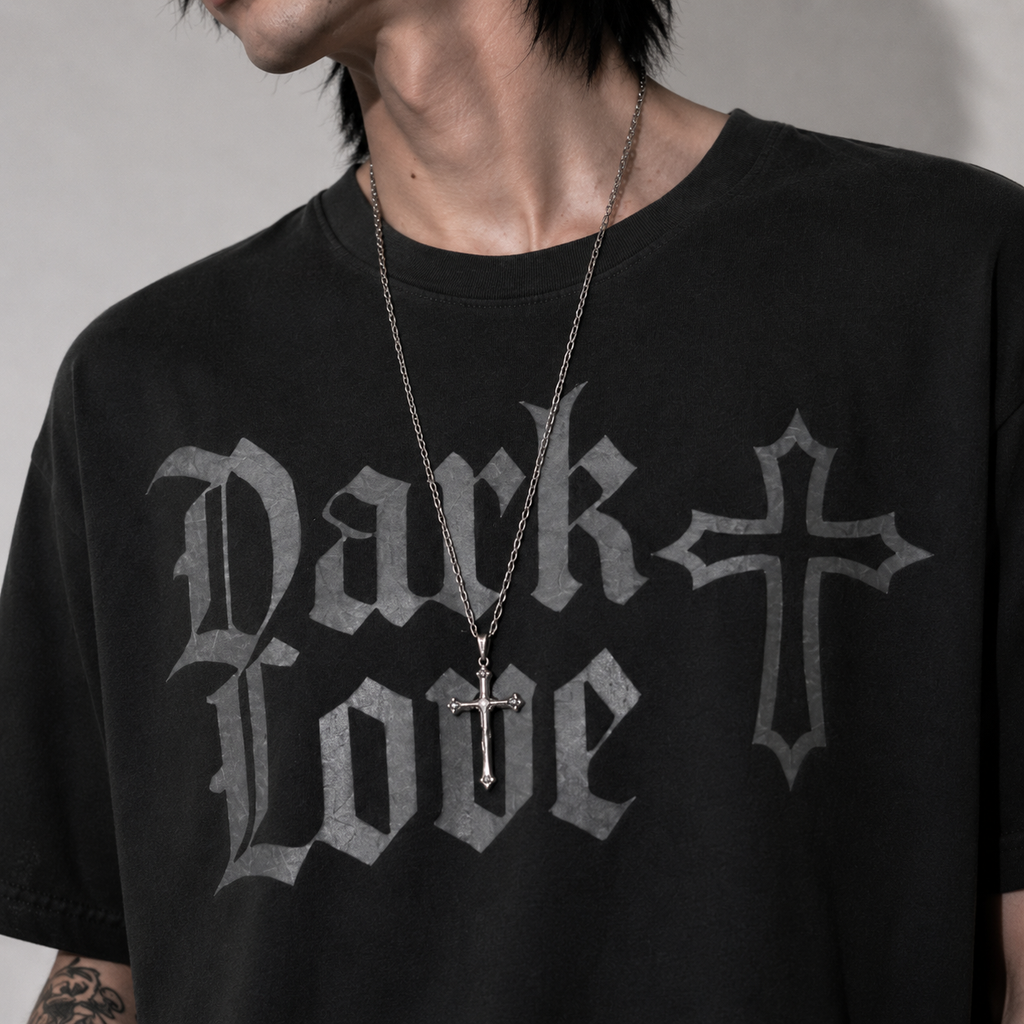 Gotycka Koszulka Oversize Dark Love – Vintage Washed T-Shirt Gothic z Krzyżem i Ćmą | 240 GSM | 100% Bawełna Czesana