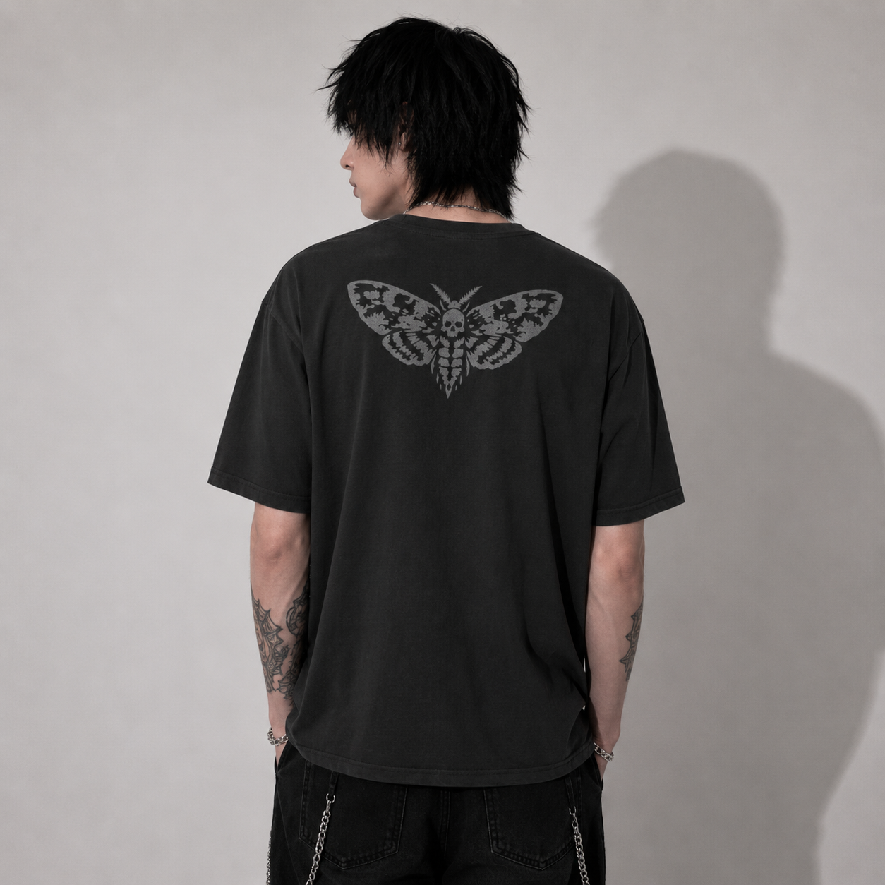 Gotycka Koszulka Oversize Dark Love – Vintage Washed T-Shirt Gothic z Krzyżem i Ćmą | 240 GSM | 100% Bawełna Czesana